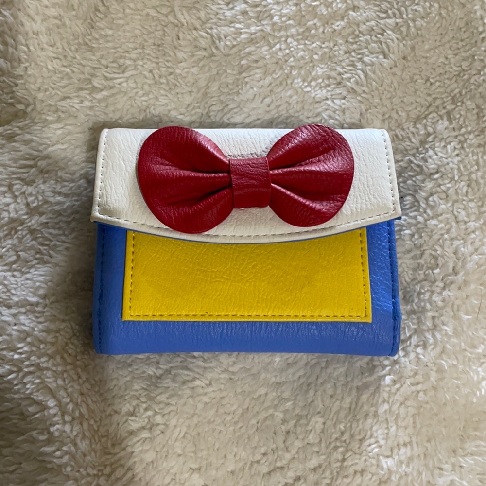 - Snow White loungefly wallet